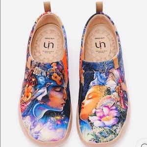 UIN gorgeous wearable art shoes size 8 (39)
